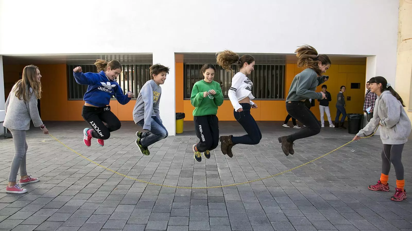 Alumnes de l’Escola Tecnos, a Terrassa, on els mòbils no es poden fer servir ni a l’hora del pati.