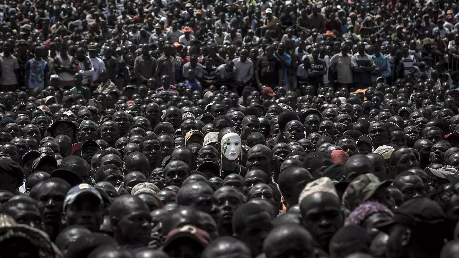 Simpatitzants d’Odinga atents en la cerimònia simbòlica en què dimarts es va autoproclamar president del país.