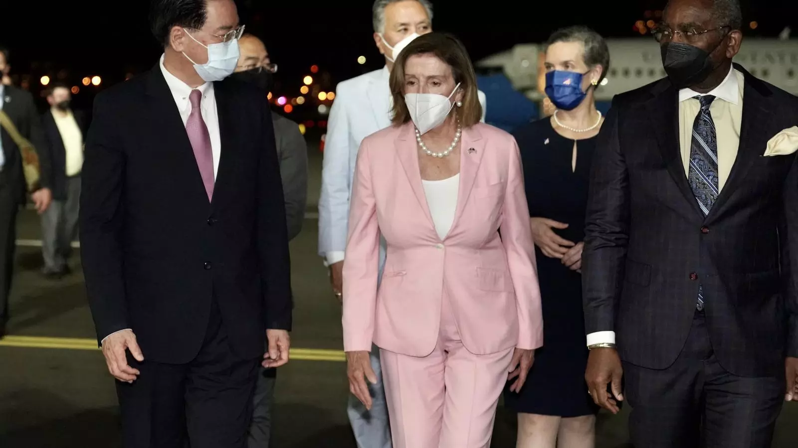 Nancy Pelosi és rebuda a l'aeroport de Taiwan pel ministre d'afers estrangers Joseph Wu