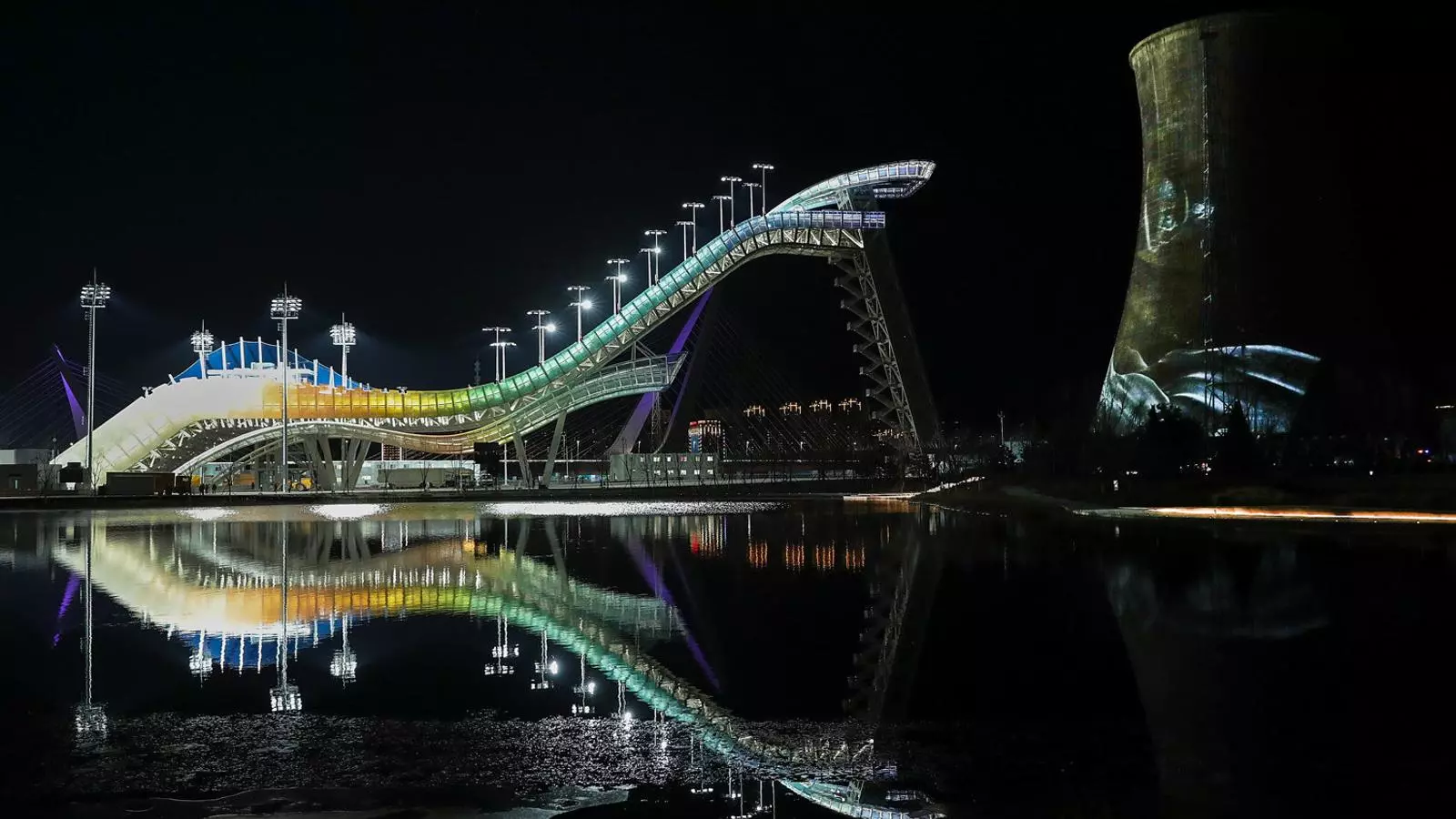 El Big Air Shougang es un gran tobogán de 60 metros que se ha construido en una zona industrial de Pekín y en el cual se harán las pruebas de esquí acrobático y surf de nieve.