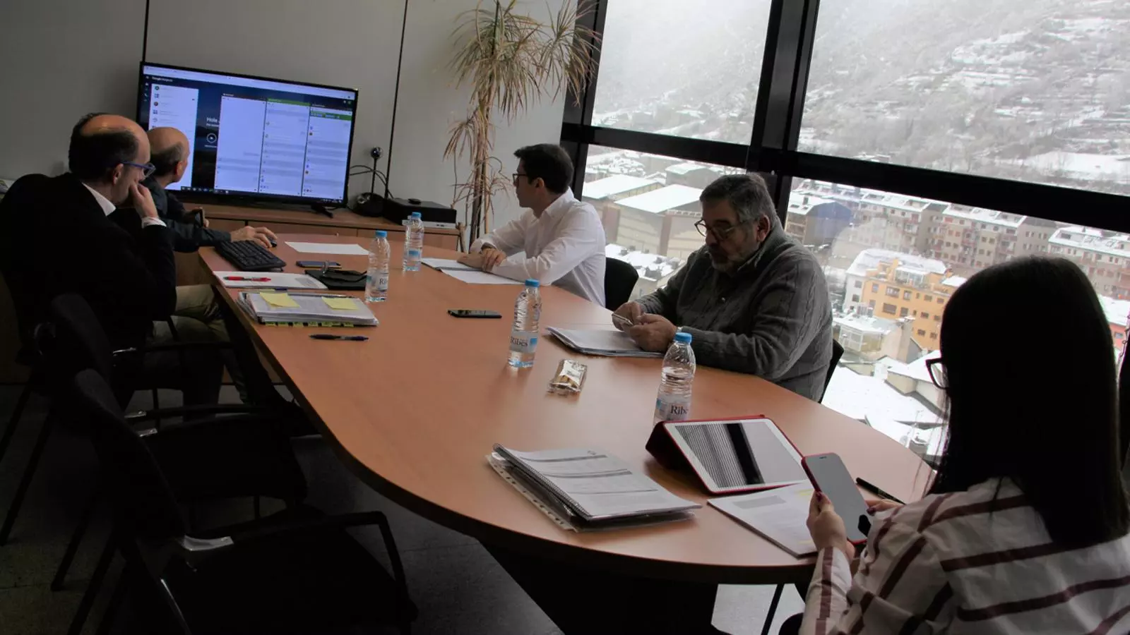 Una imatge de l'anterior consell de comú d'Encamp que es va fer virtualment. / COMÚ D'ENCAMP