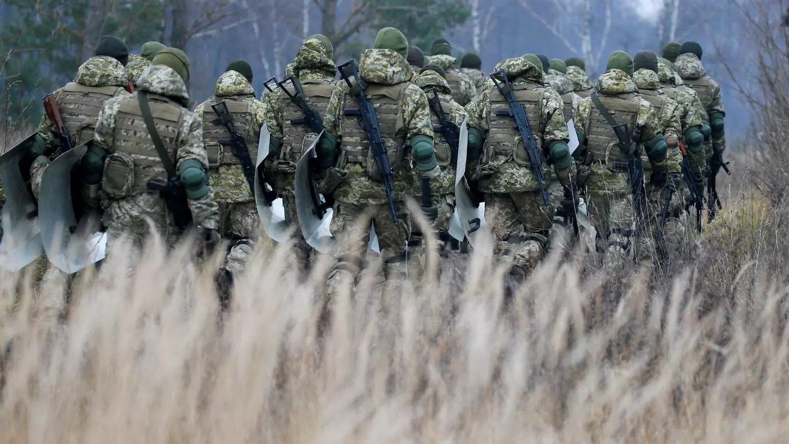 Membres del Servei de Guàrdia Fronterera d'Ucraïna en un entrenament prop de la frontera amb Bielorússia i Polònia.