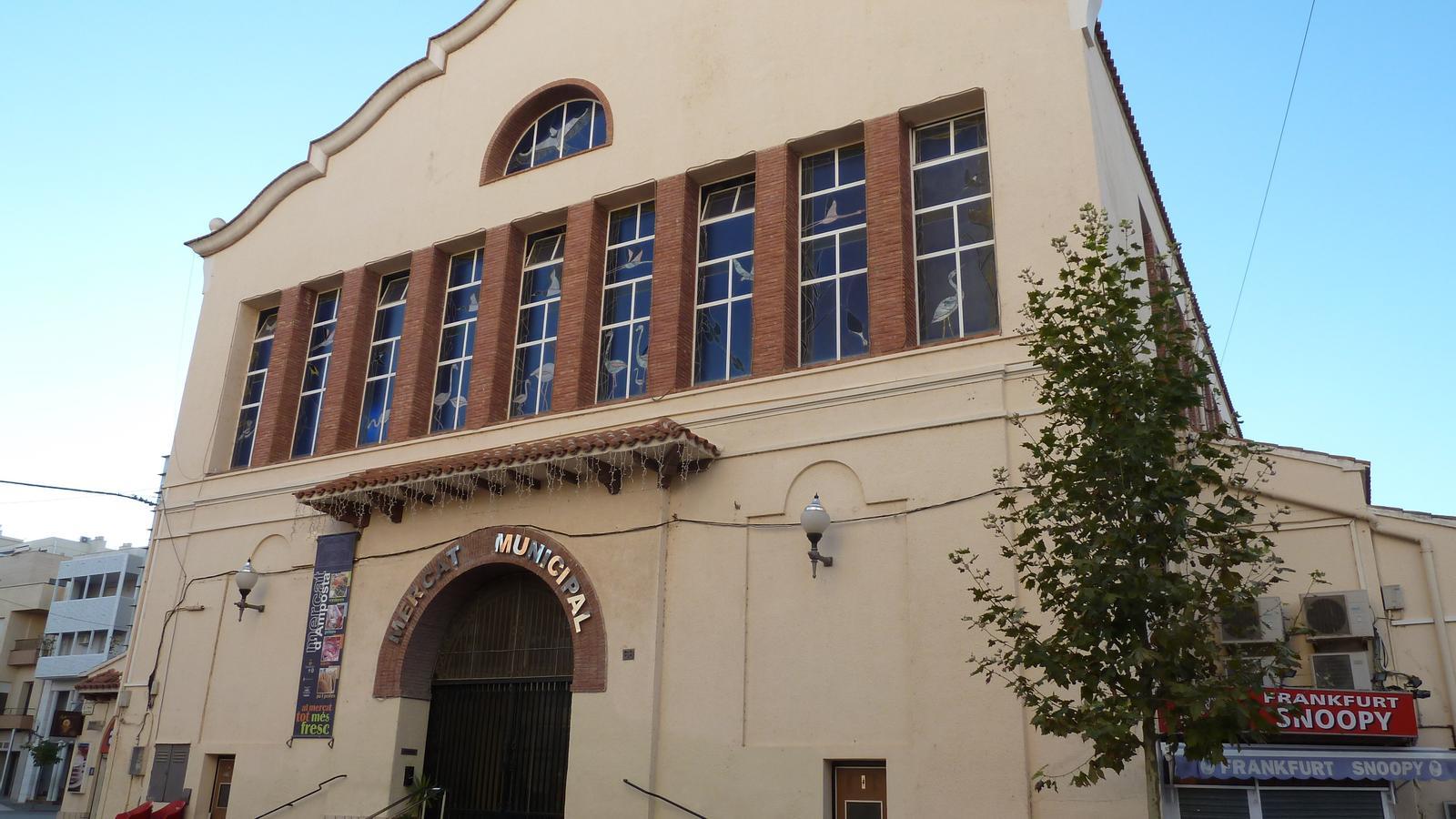 A picture of the Amposta Market, where the characteristic stained-glass windows can be appreciated.