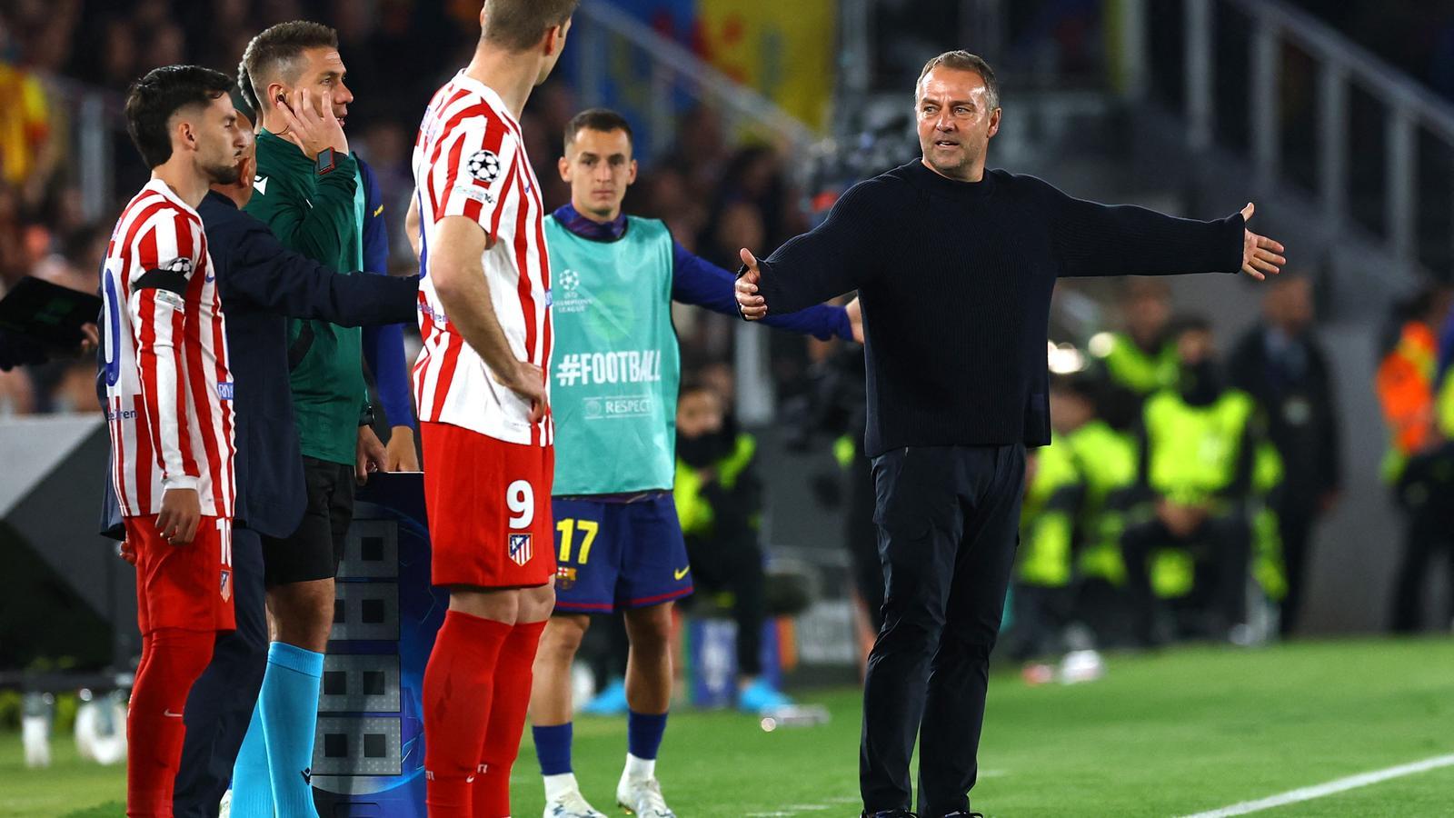 Hansi Flick protests an action to the fourth official during the Barça-Atlético de Madrid Champions League match