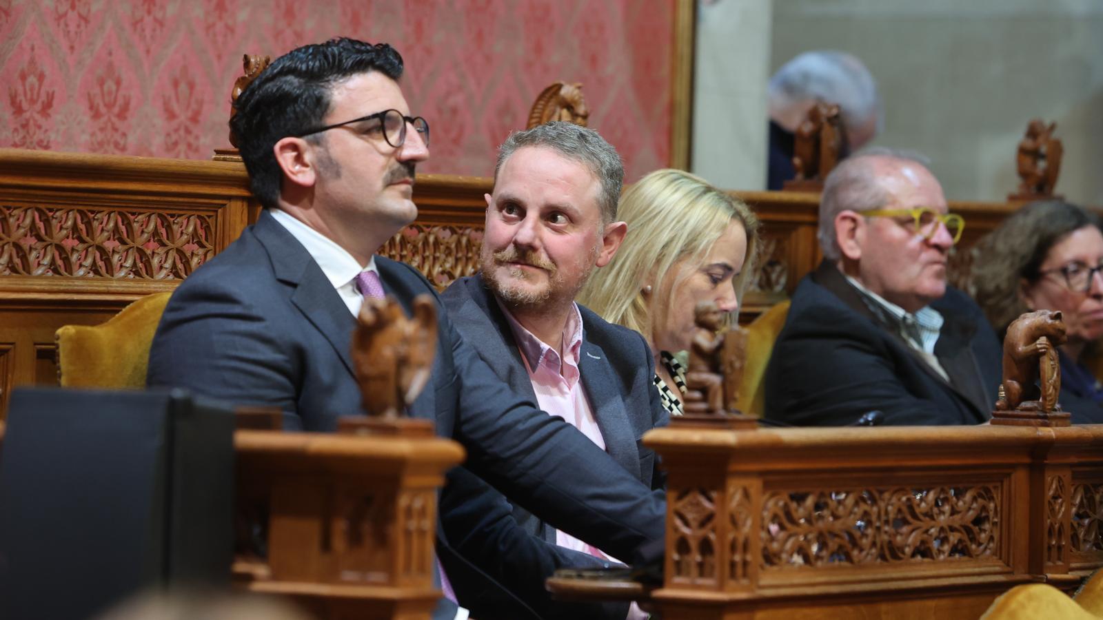 Vox-Sprecher Toni Gili und stellvertretender Sprecher David Gil während einer Plenarsitzung des Consell de Mallorca.