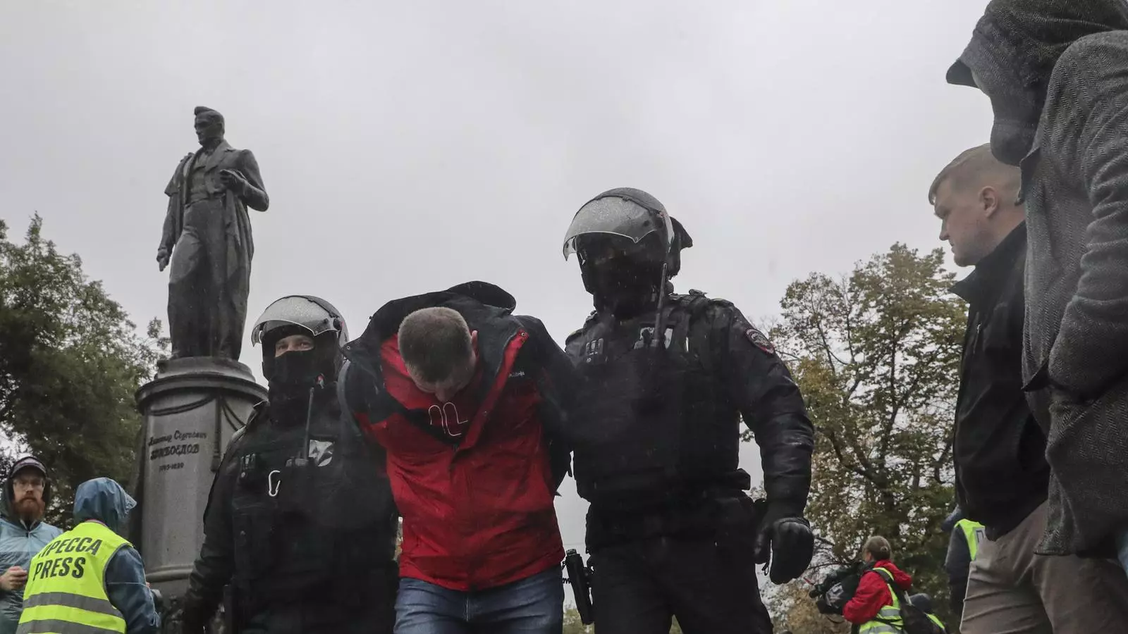 Agents emportant-se un detingut en una manifestació no autoritzada a Moscou contra la militarització