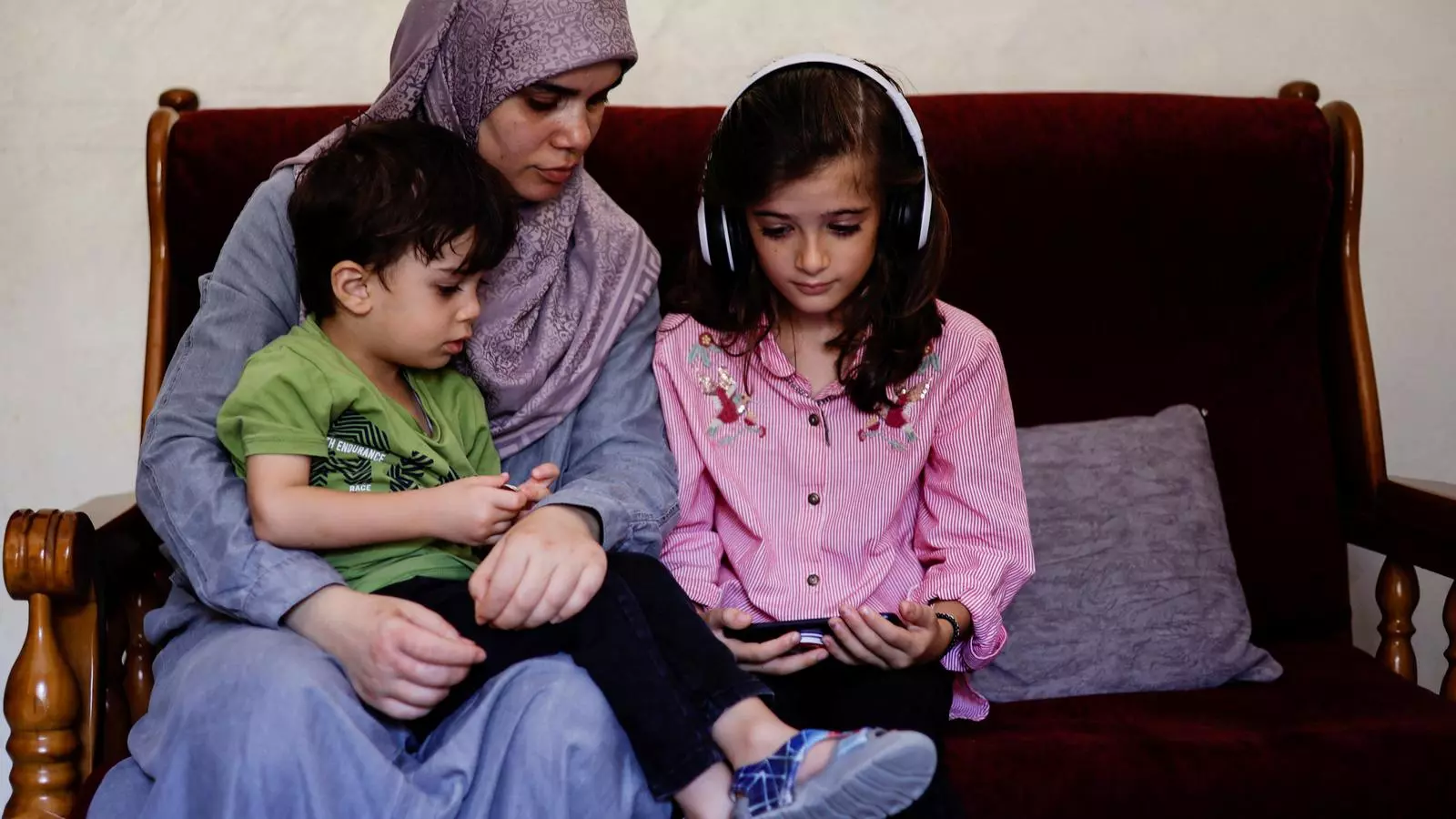 Una familia de Gaza mira el telèfon mòvil