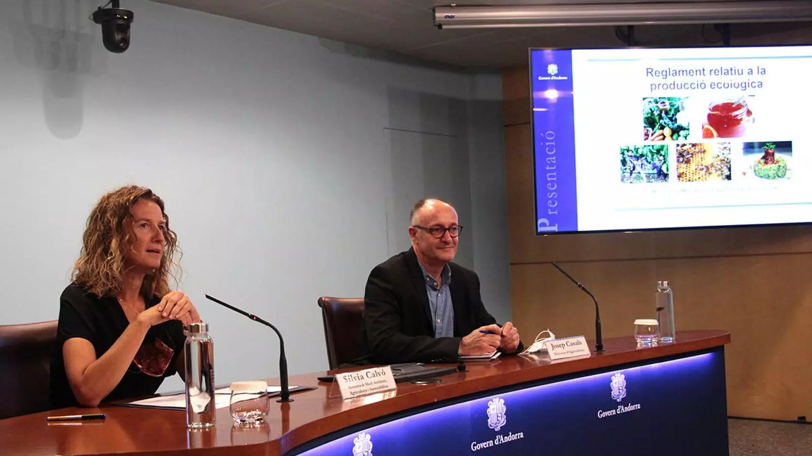 La ministra de Medi Ambient, Agricultura i Sostenibilitat, Sílvia Calvó, i el director d'Agricultura, Josep Casals, durant la roda de premsa de presentació del reglament relatiu a la producció ecològica. / M. F. (ANA)