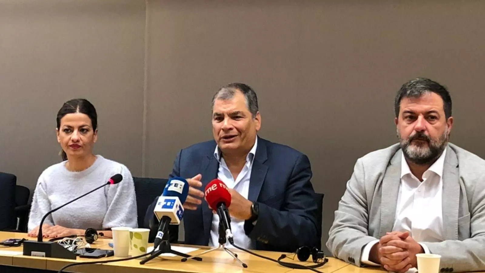 L'expresident d'Equador, Rafael Correa, amb dos eurodiputats d'Izquierda Unida.