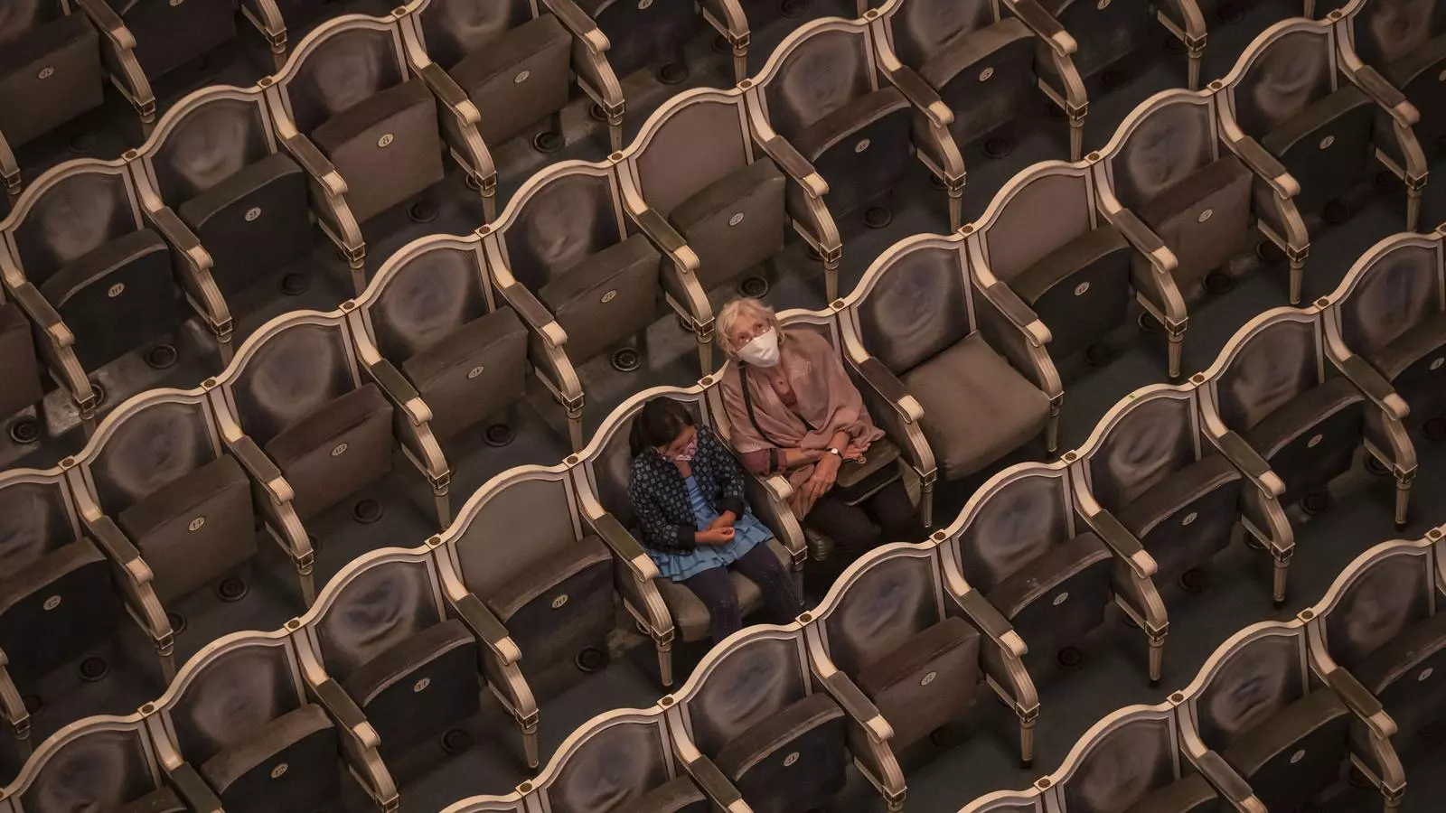 Dues dones amb mascareta al Teatre dels Estats de Praga, a la República Txeca