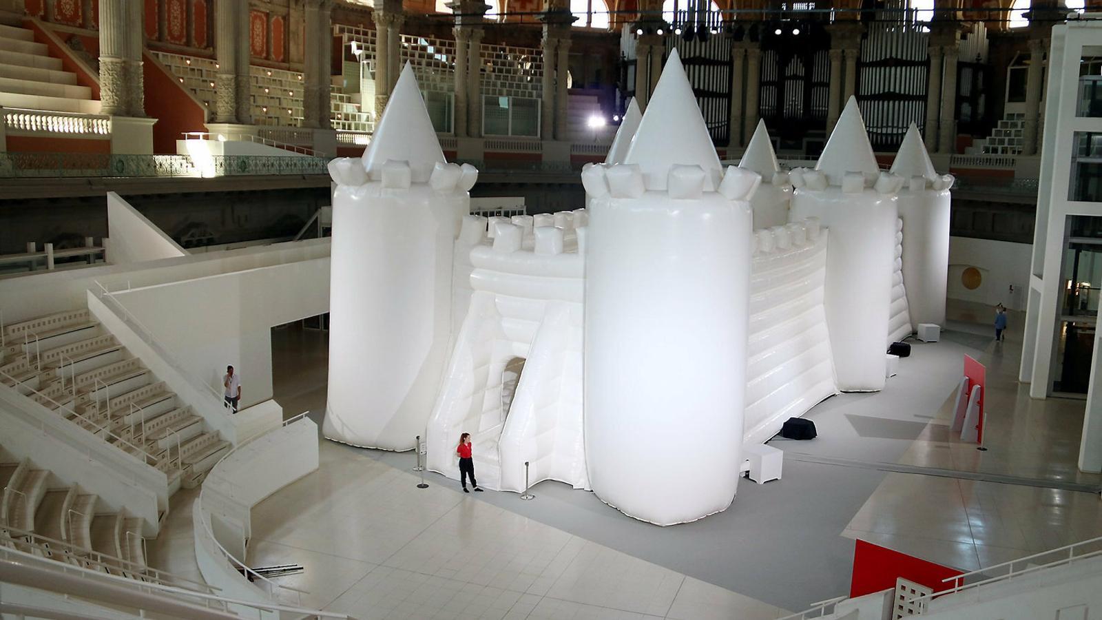 La instal·lació White bouncy castle de William Forsythe consisteix en un castell inflable gegantí que eclipsa la Sala Oval del MNAC.