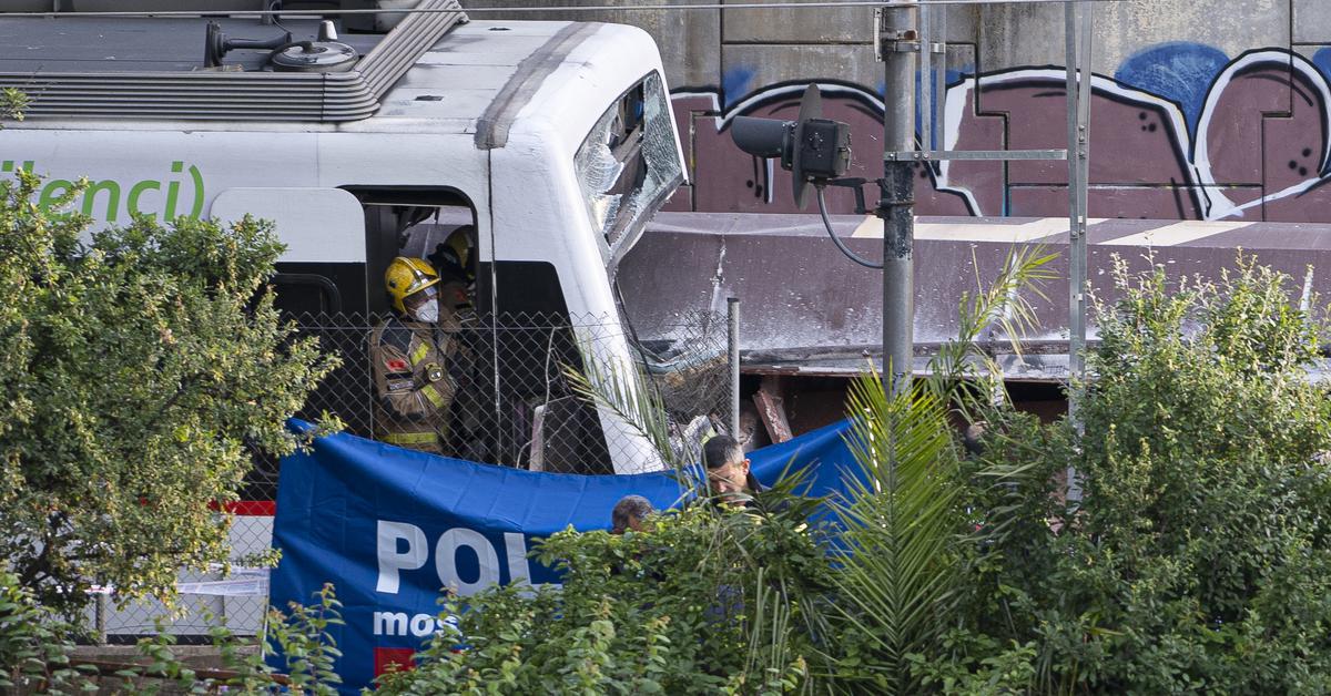 Un muerto y más de 80 heridos al chocar dos trenes en Sant Boi