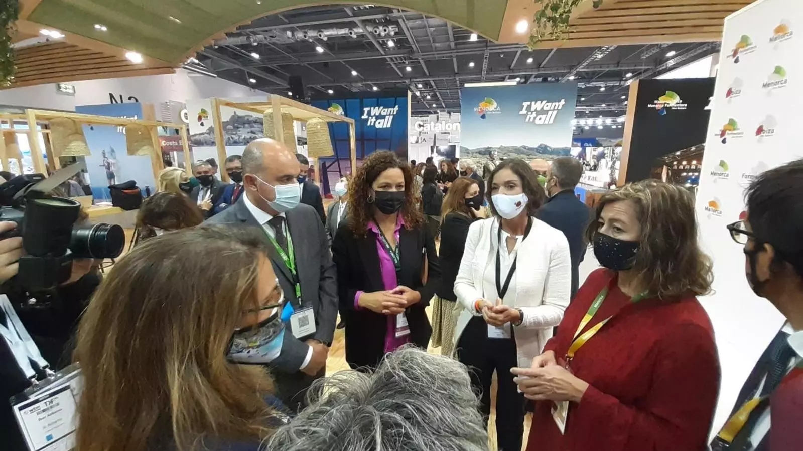 La ministra de Turisme, Reyes Maroto; la presidenta del Govern, Francina Armengol; i la presidenta del Consell de Mallorca, Catalina Cladera, a la fira WTM.