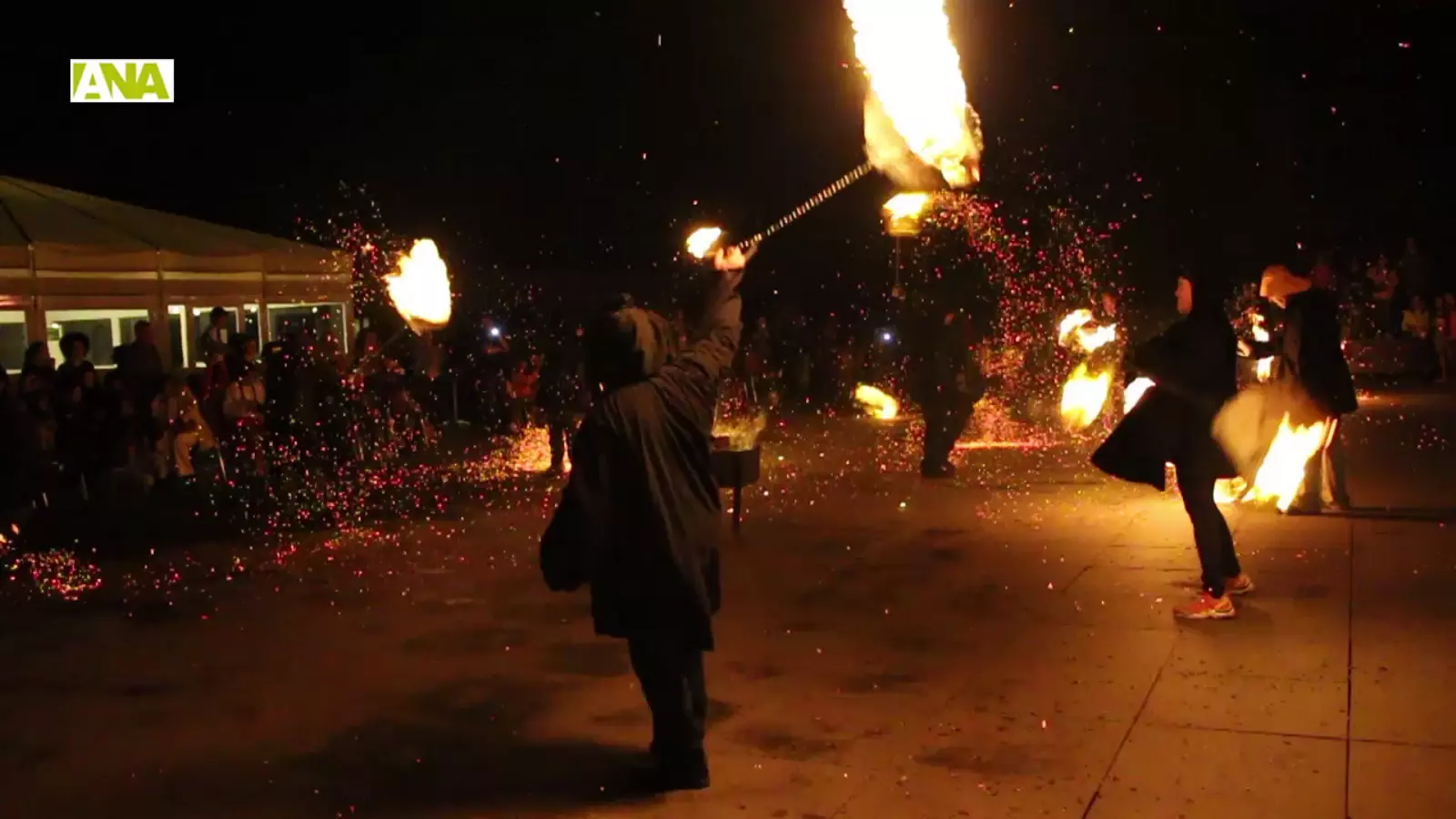 Així ha estat la recuperació de la cremada de les falles a Ordino, aquest dijous a la nit, revetlla de Sant Pere. / C.G.