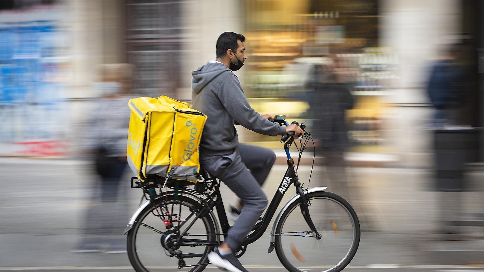 Un rider de Glovo a Barcelona. MARC ROVIRA