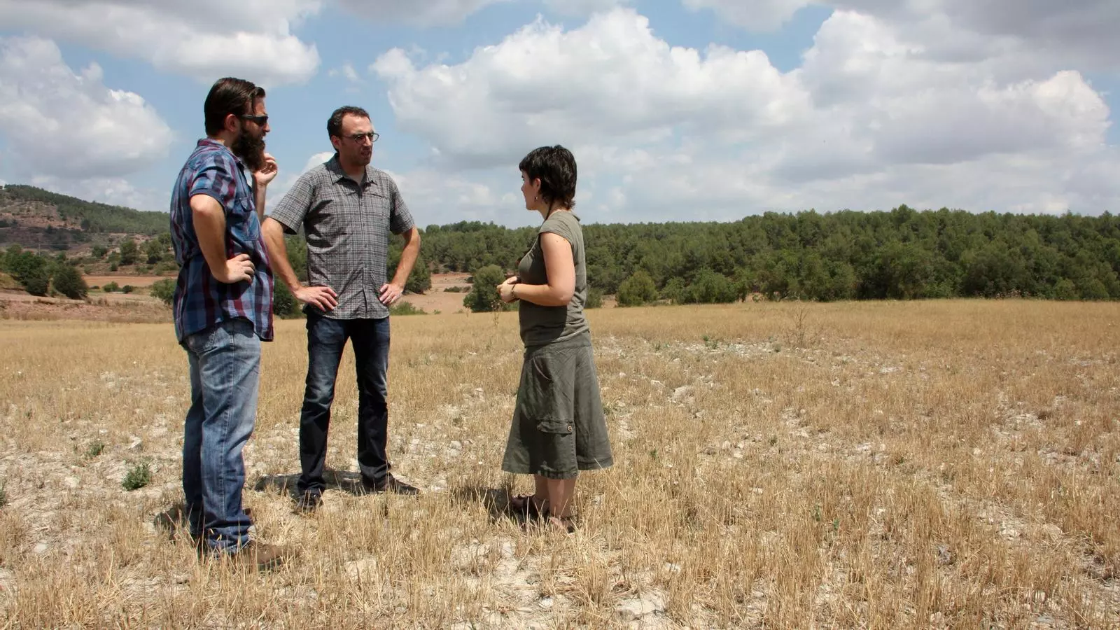 Els responsables del projecte a la finca El Plaià del municipi de Santpedor on volen construir el poblat medieval/ Jordi Torras