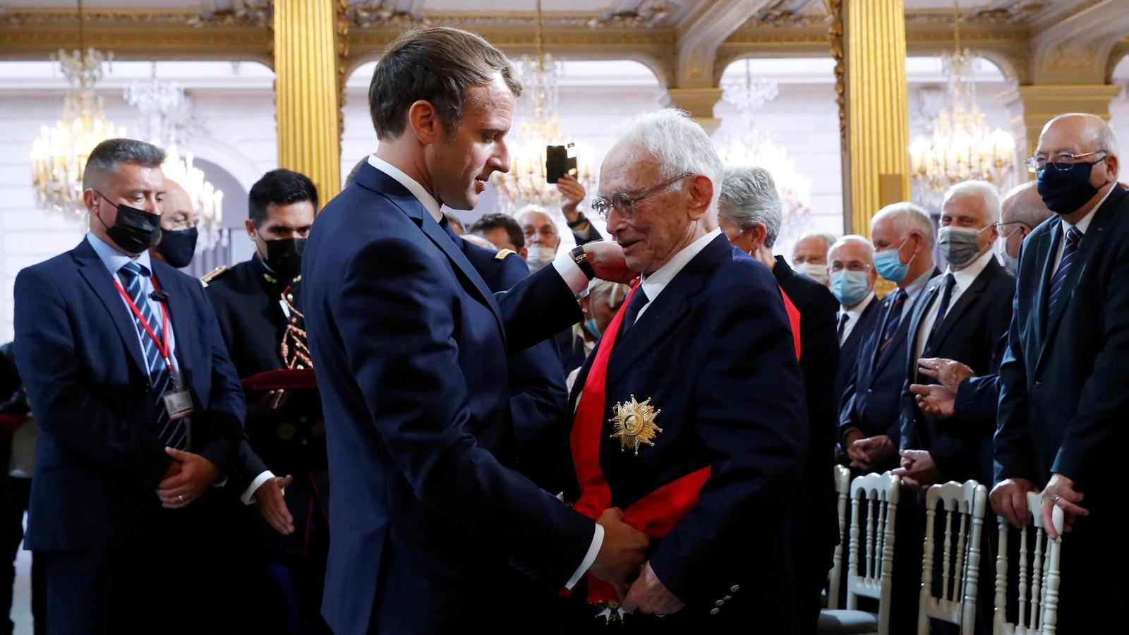 Macron lliura la medalla d'honor al general François Meyer, que va repatriar centenars de Harkis