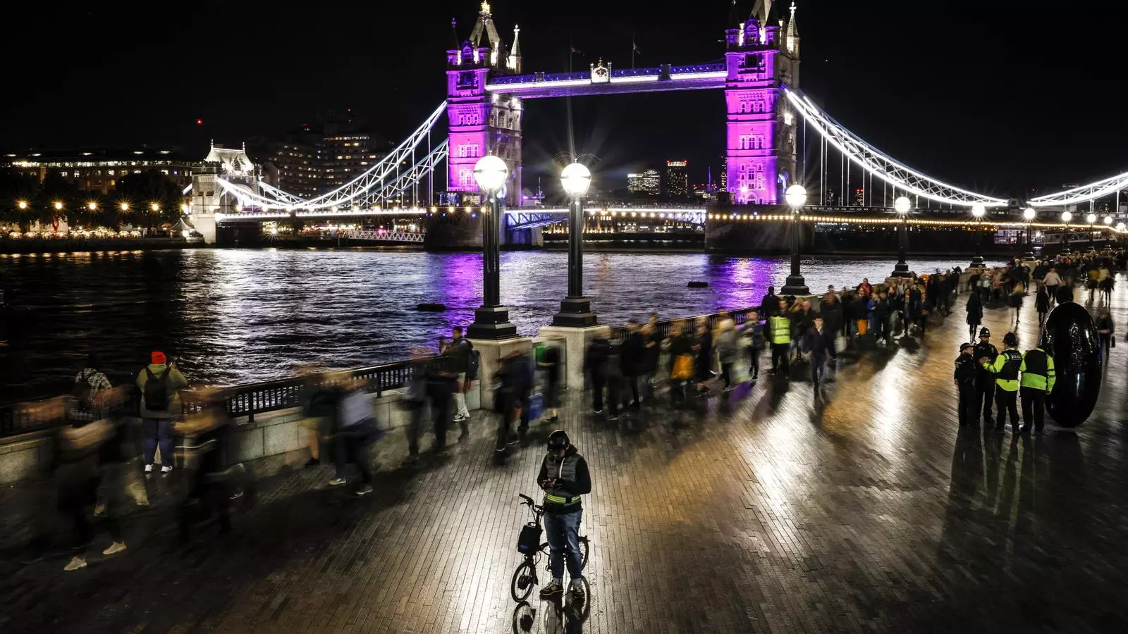 Cues de nit a Londres per accedir a la capella ardent d'Elisabet II.