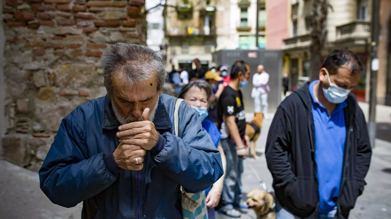 Cues al menjador social de 'Las misioneras de la caridad' situat al carrer de l'Arc de Sant Agustí al barri del Raval, Barcelona