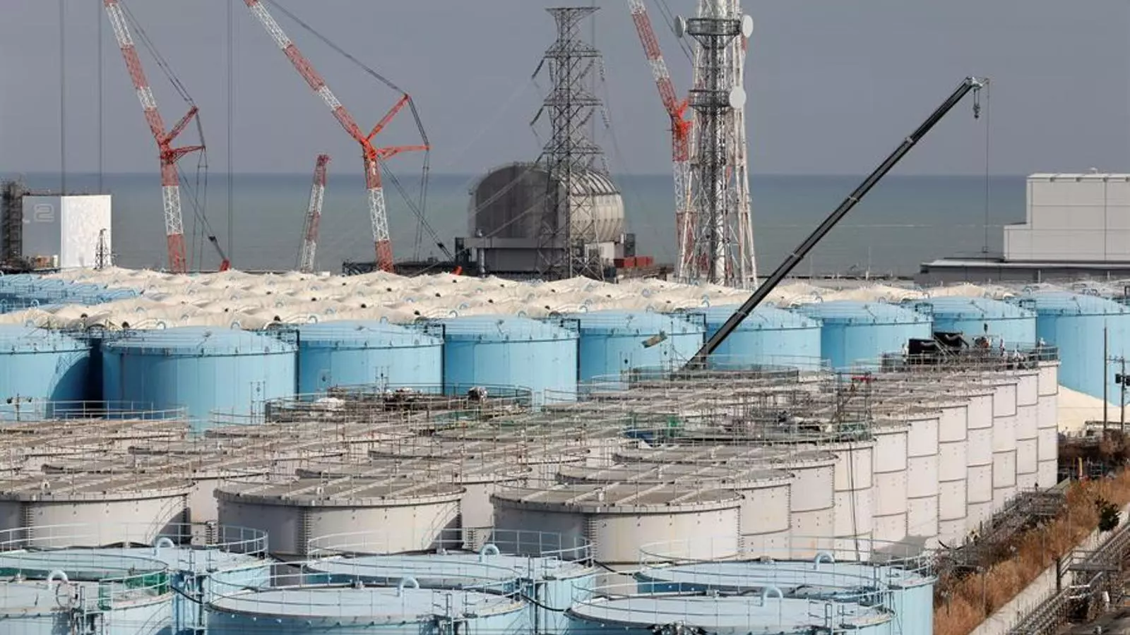 Tancs de agua de la central de Fukushima, en un imagen tomada el año pasado.
