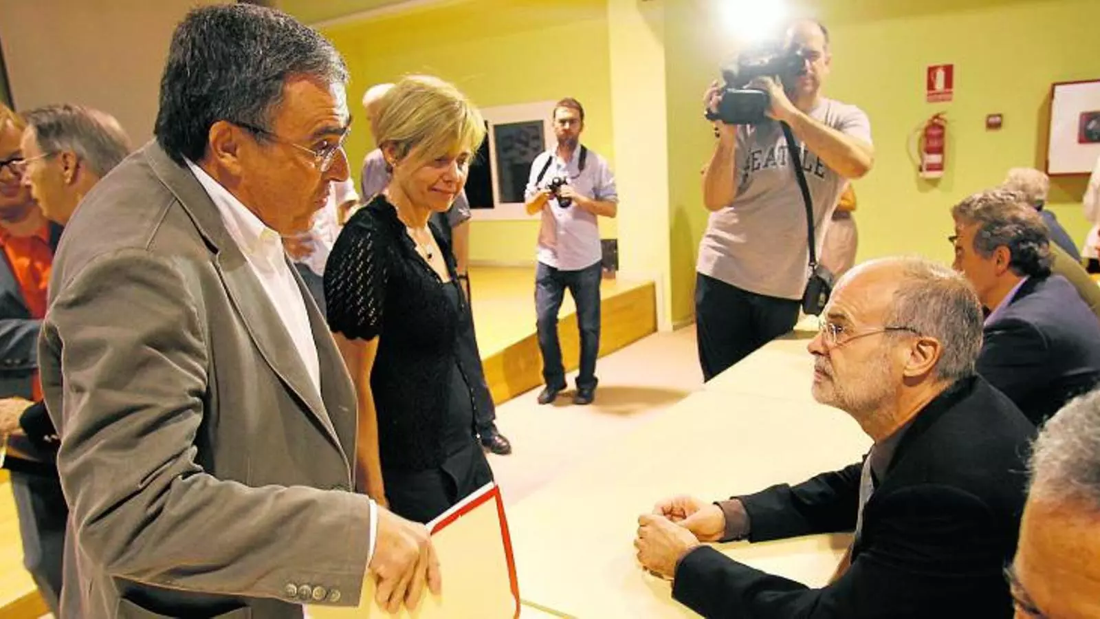 ELS GARANTS D'UN PSC QUE REPRESENTI ELS ANHELS D'AUTODETERMINACIÓ
L'alcalde de Lleida, Àngel Ros; la cap de l'oposició de Girona, Pia Bosch, i l'exconseller Antoni Castells són alguns dels defensors d'un PSC que reconegui Catalunya com a "subjecte de sobirania pròpia", així com el dret a l'autodeterminació, que pugui ser exercit a través d'un referèndum convocat pel Parlament.