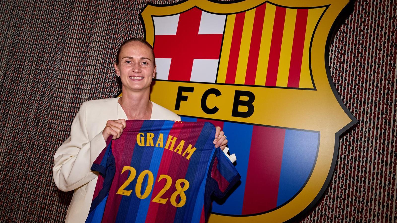 Graham Hansen in the act of renewal with Barça women