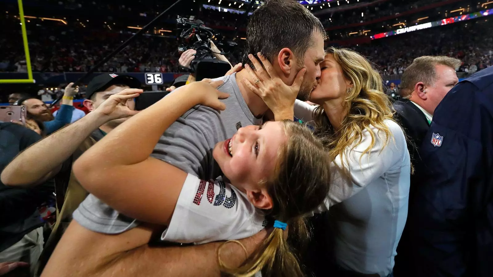 Moment en què Gisele Bündchen li fa un petó a Tom Brady després de guanyar la Super Bowl