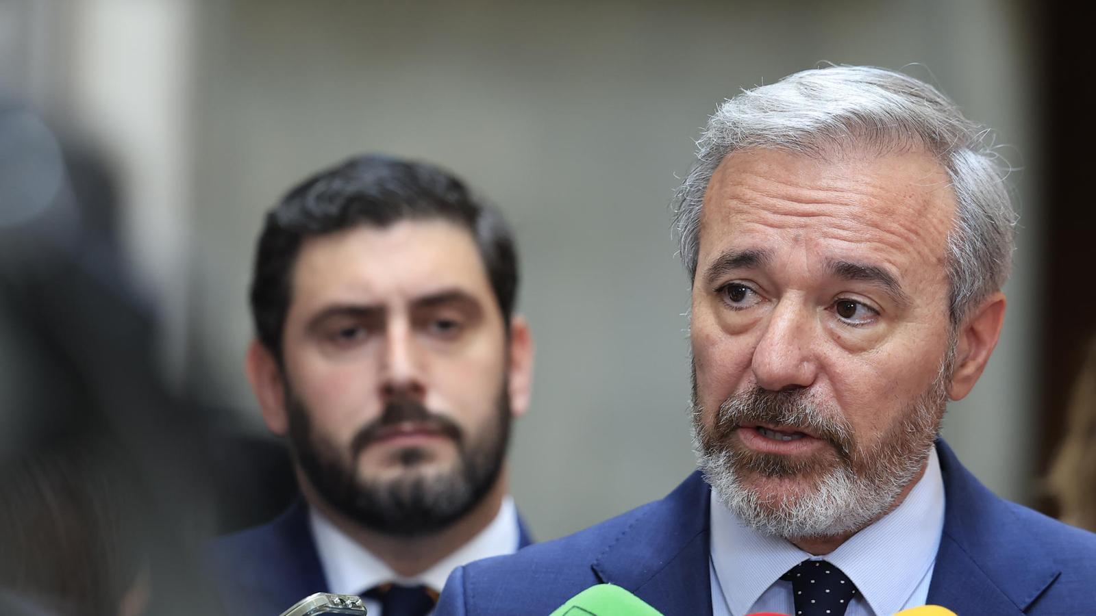 The acting Aragonese president and PP candidate, Jorge Azcón, appears under the gaze of Vox spokesperson, Alejandro Nolasco
