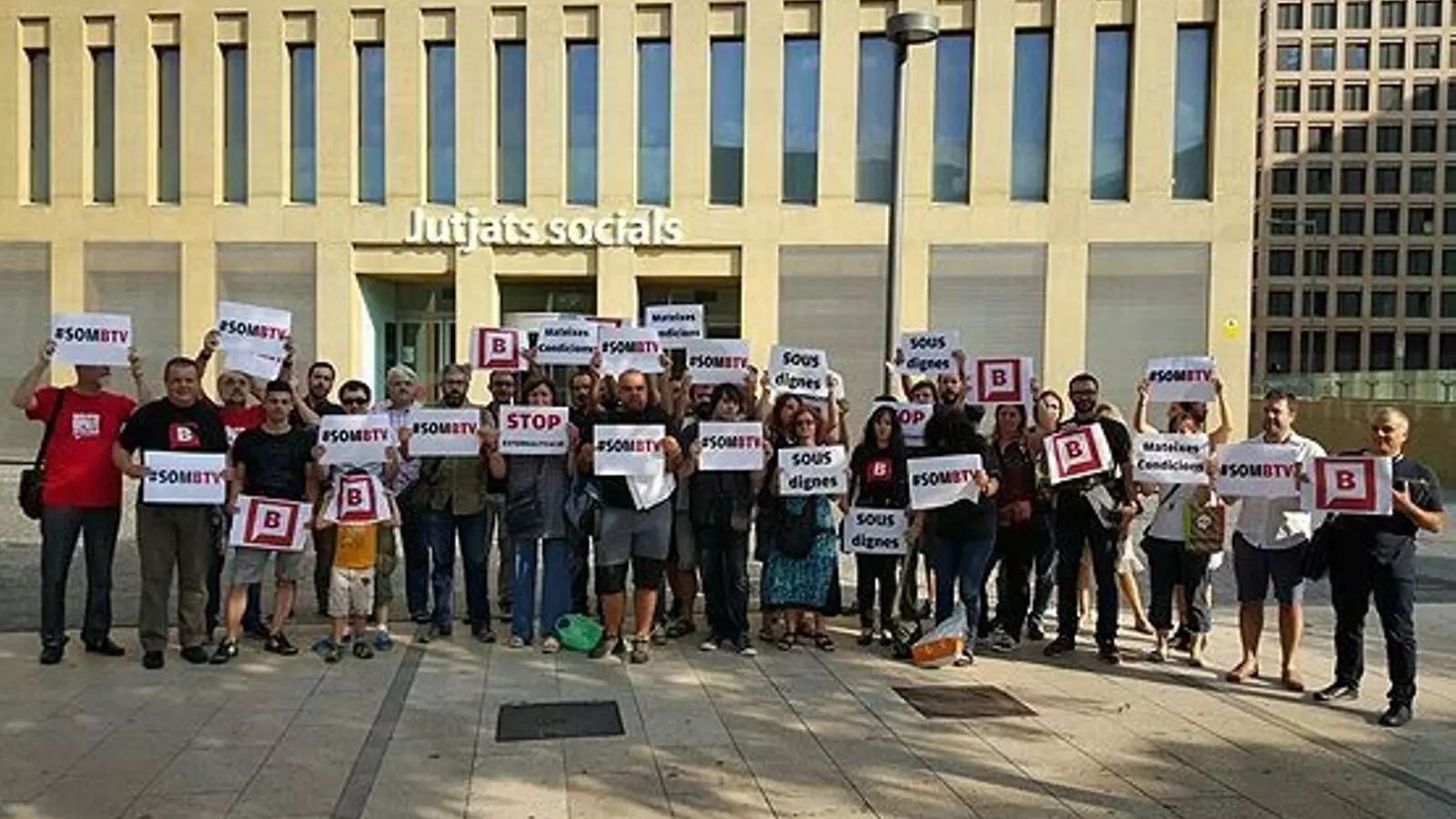Treballadors de BCN Audiovisual demanant la internalització de la plantilla de BTV.