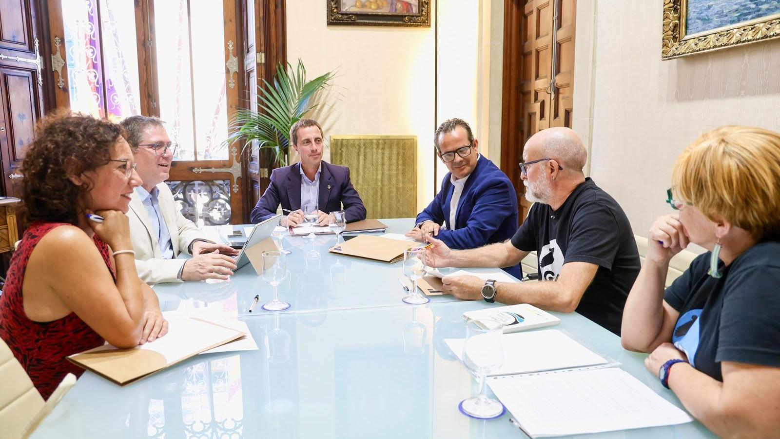 Llorenç Galmés has received GOB and Terraferida at the headquarters of the Council of Mallorca.