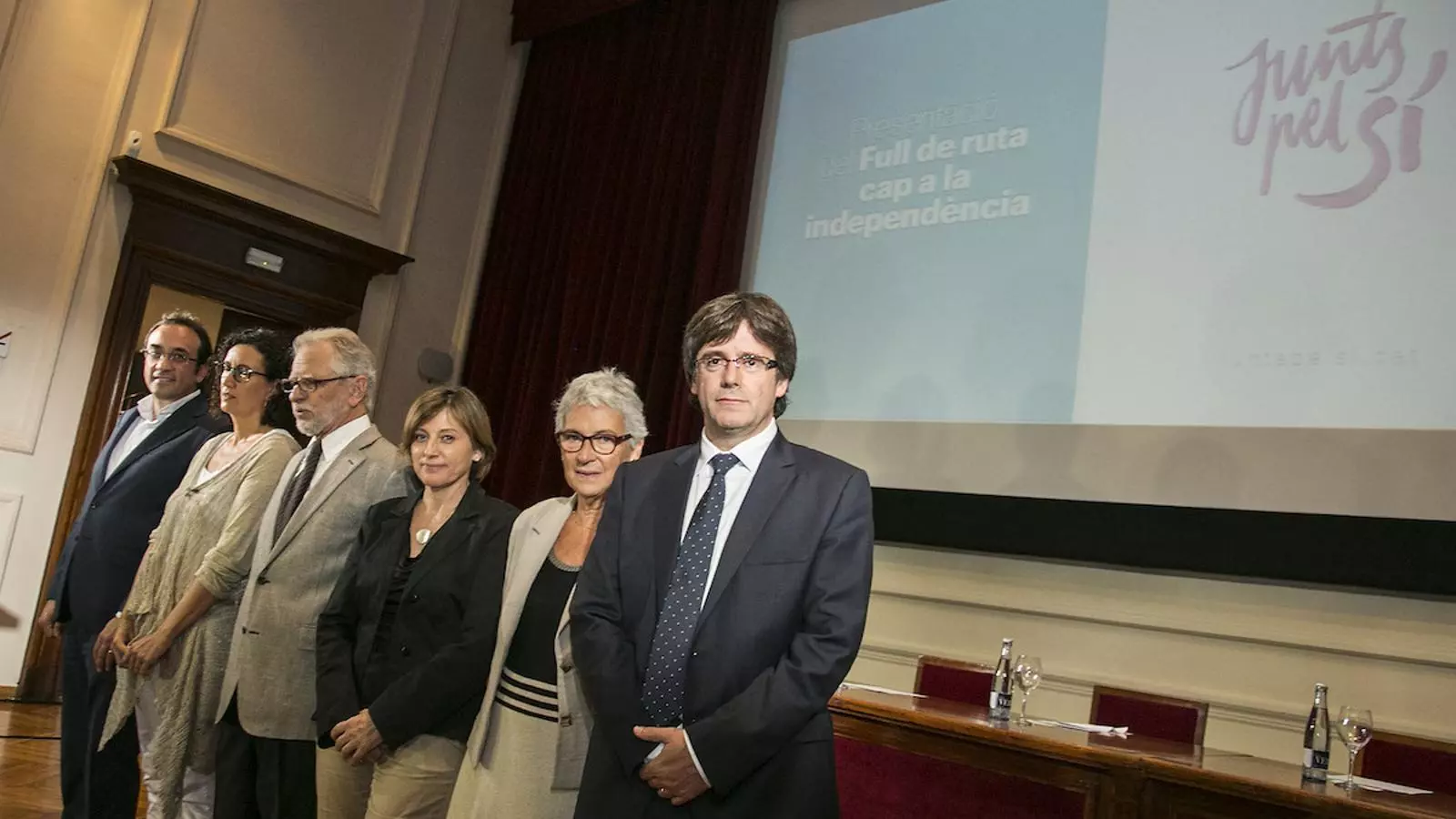 Puigdemont amb Muriel Casals, el dia de la presentació del full de ruta de Junts pel Sí / CRISTINA CALDERER