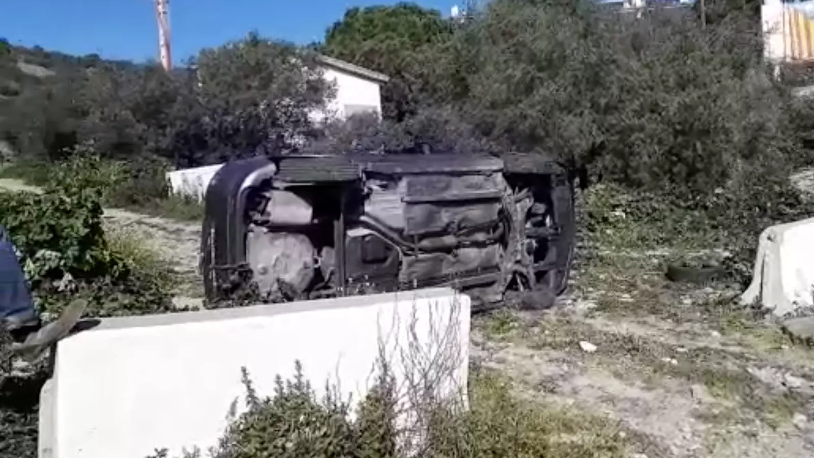 Imatge del cotxe bolcat a l'entrada de les obres de Sa Guarda de Cadaqués