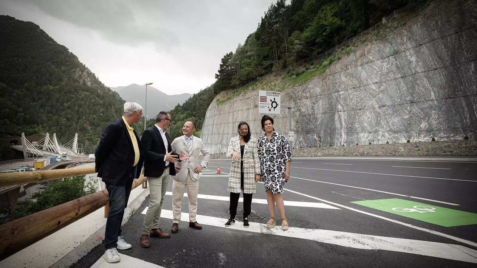 Les autoritats, encapçalades pel cap de Govern, Xavier Espot, durant la inauguració del doble carril de circulació a la CG-3.
