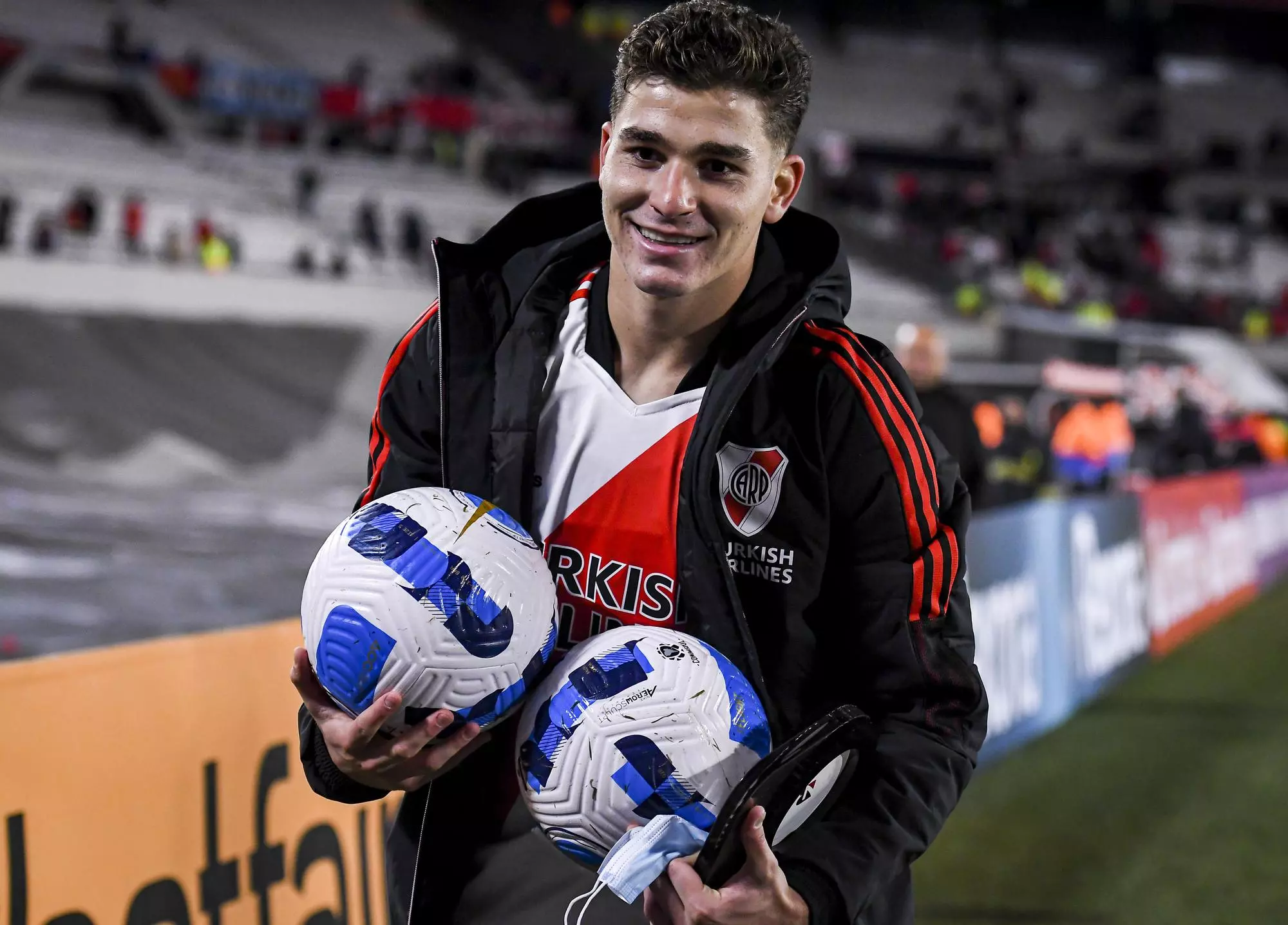 Julián Álvarez s'endú a casa dues pilotes després de marcar sis gols contra Alianza Lima