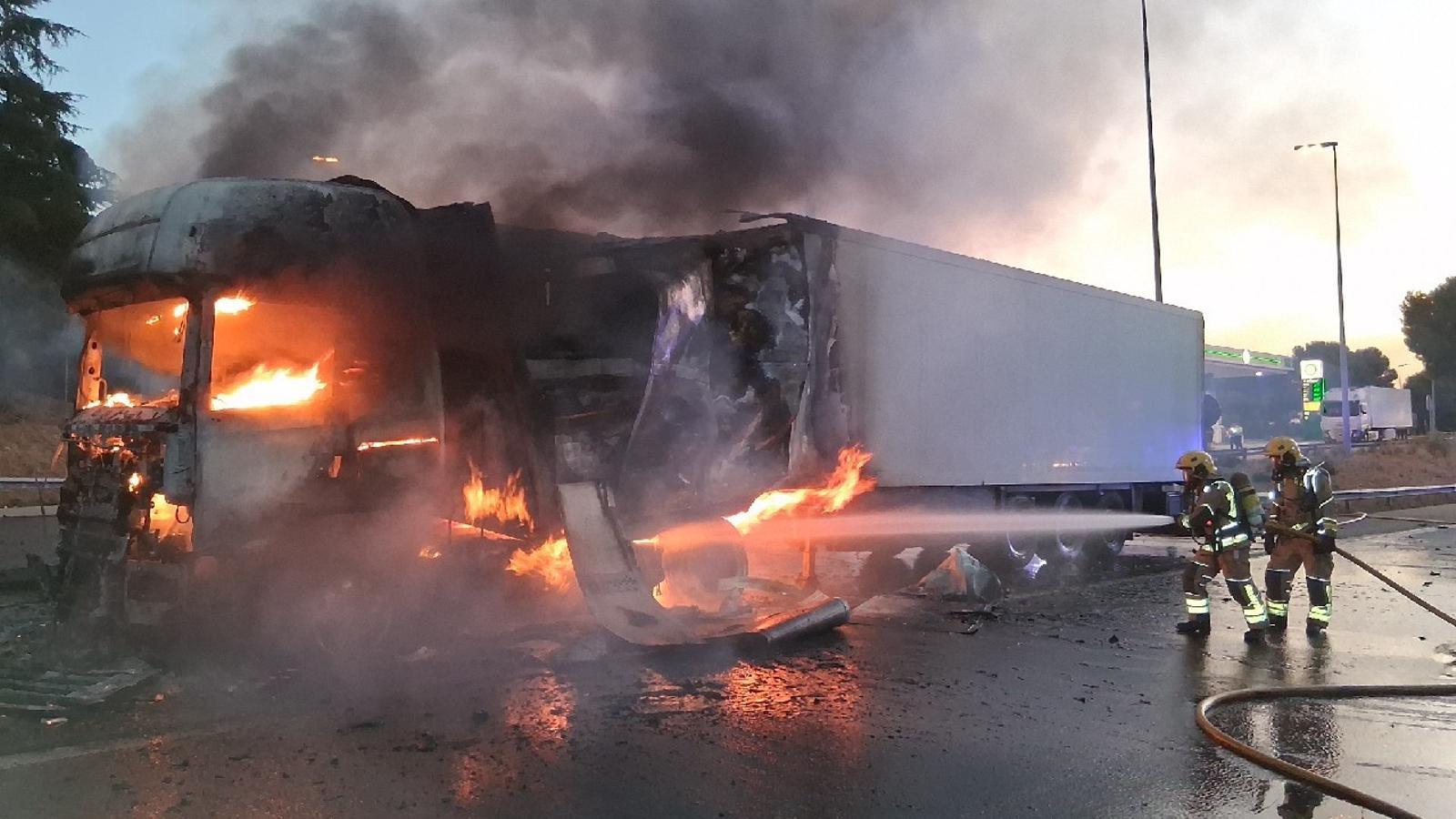 The truck set on fire on the AP-7 at the height of Cerdanyola del Vallès (Vallès Occidental).