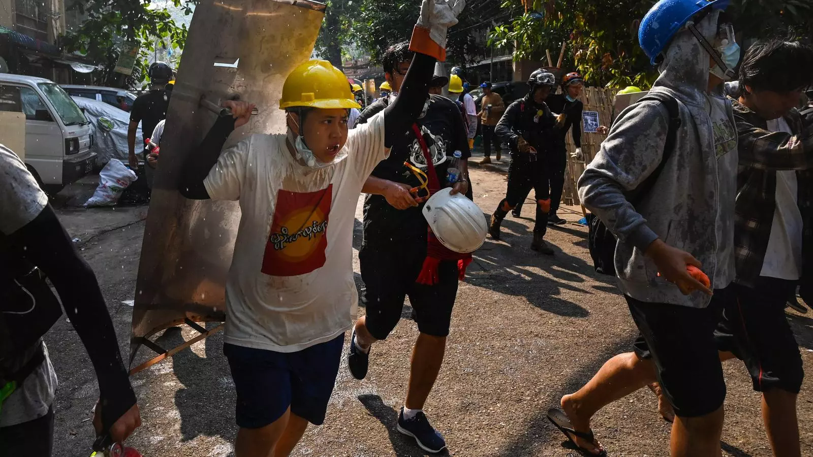 Els manifestants porten proteccións durant una manifestació contra el cop militar a Yangon