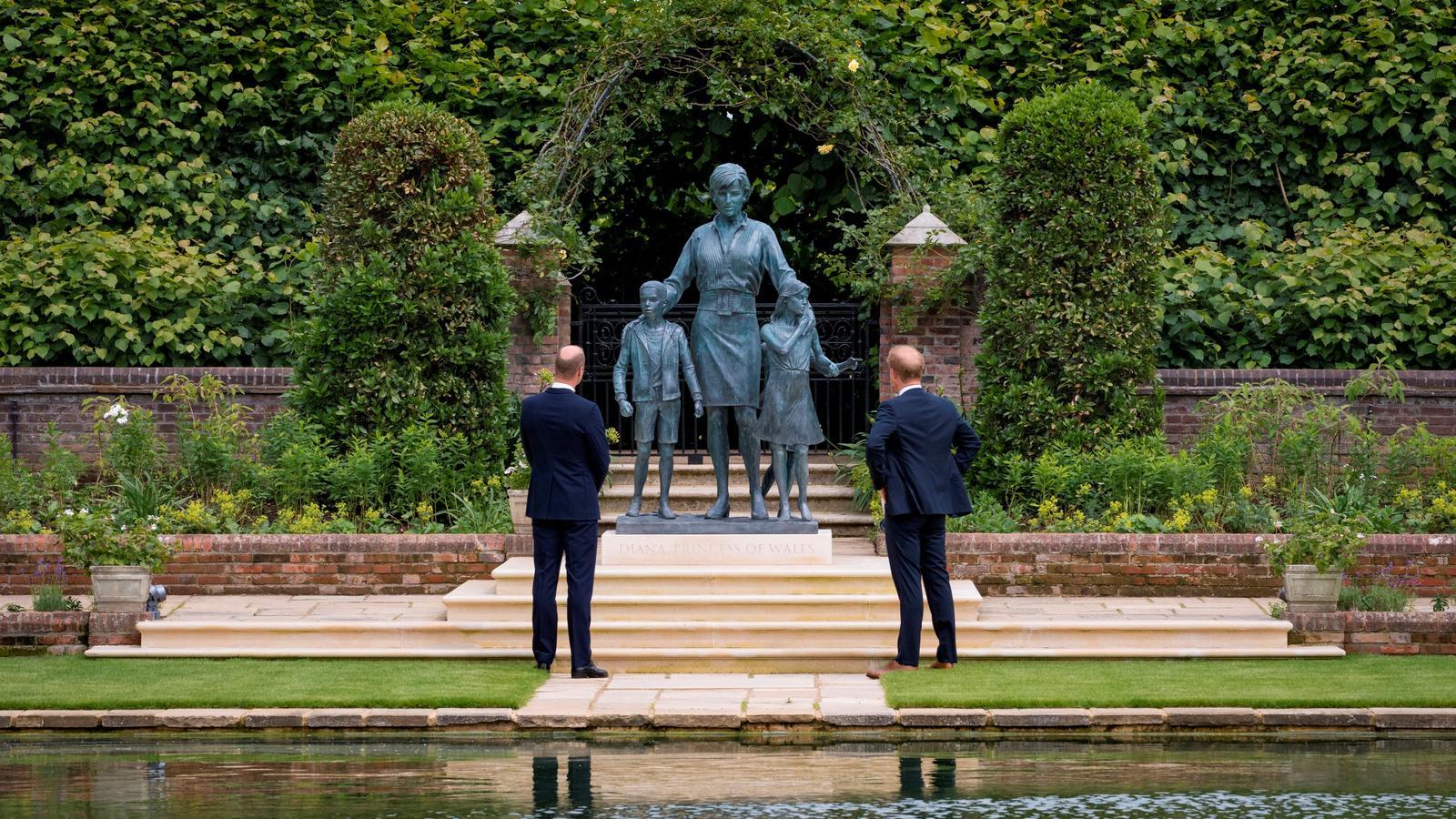 Els pínceps Guillem i Enric descobrint l'estàtua que li han dedicat a la seva mare al Jardí Enfonsat de Kensington