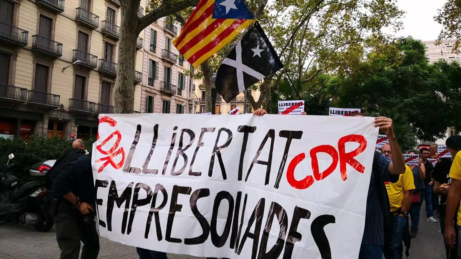 10 membres dels CDR s'encadenen a l'estació d'Arc de Triomf per reivindicar la llibertat dels seus companys