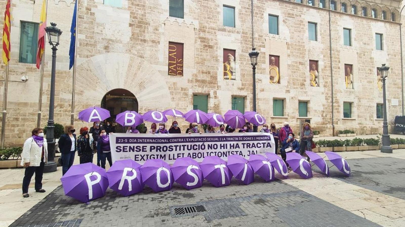 Protesta del Front Abolicionista del País Valencià a les portes de les Corts Valencianes en una imatge d'arxiu.