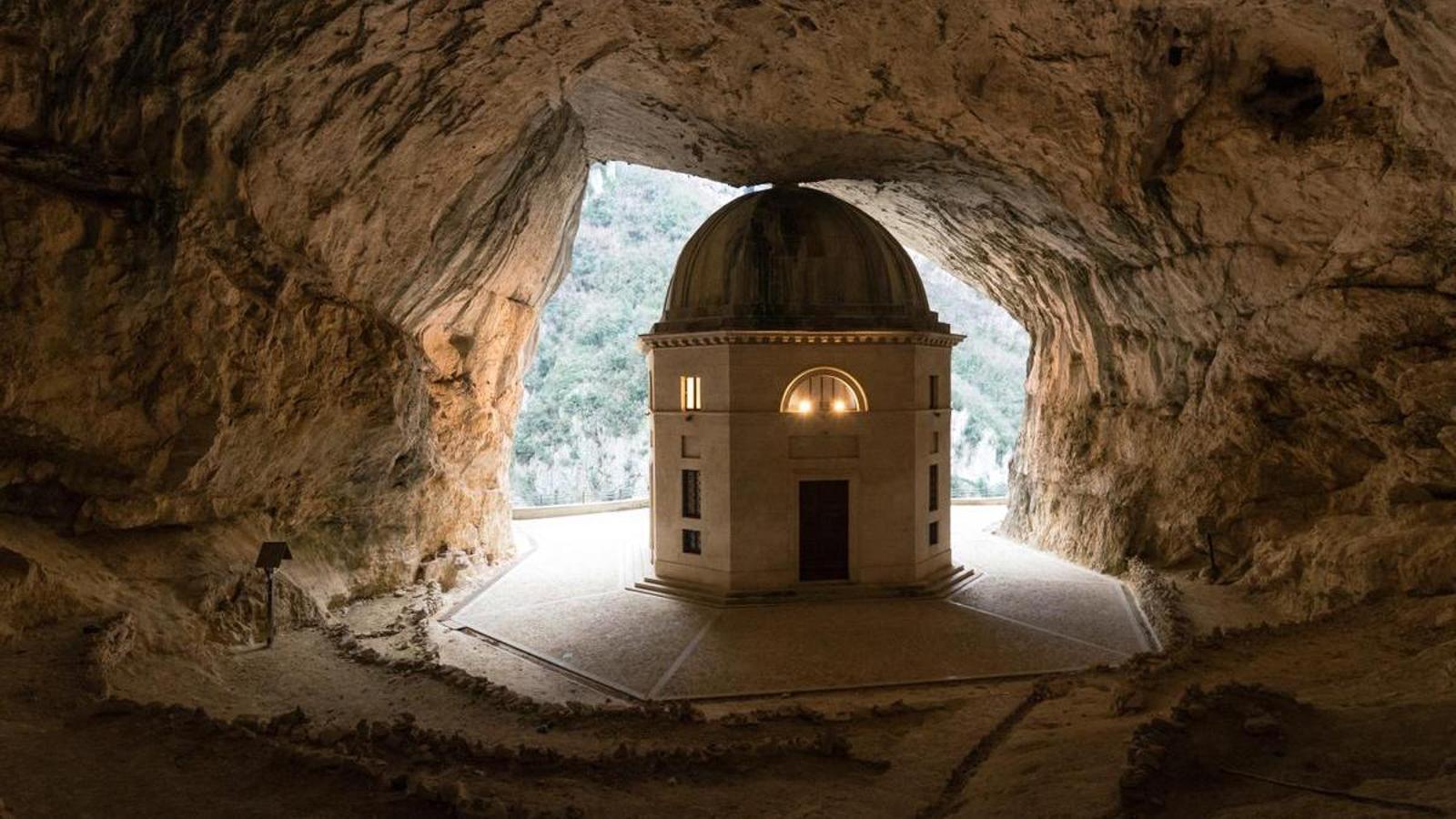 Dentro de las Cuevas Frasassi está el templo de la iglesia de Valadier