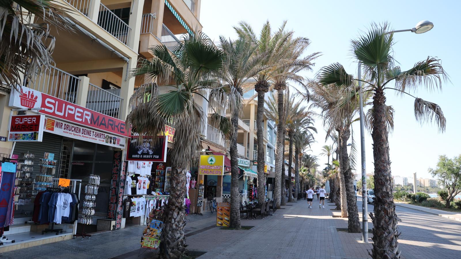 Carrer amb establiments turístics