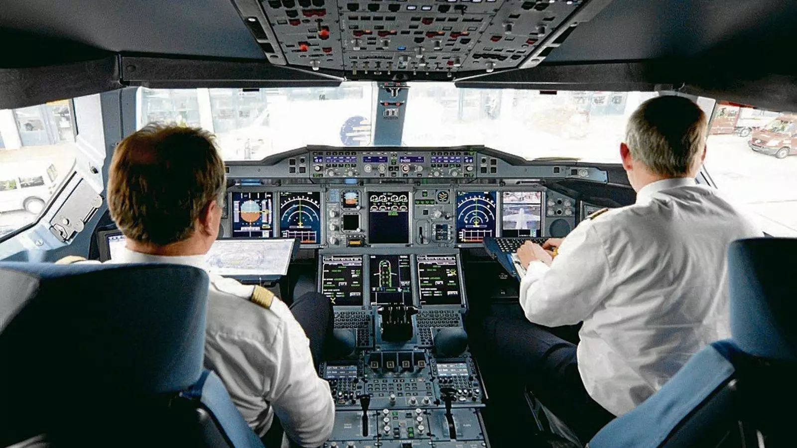Els sindicats dels pilots d’avió denuncien que hi ha aprenents que paguen a les aerolínies per treballar i acumular hores per poder ascendir a ser comandant.