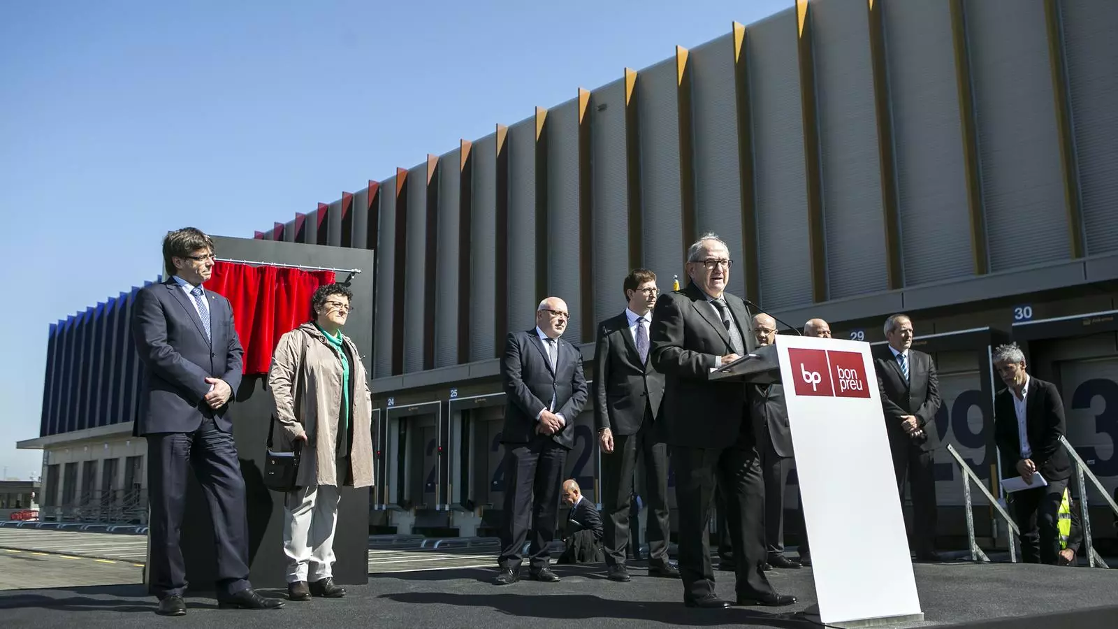El president de Bon Preu, Joan Font, i el president de la Generalitat, Carles Puidemont, durant l'acte.