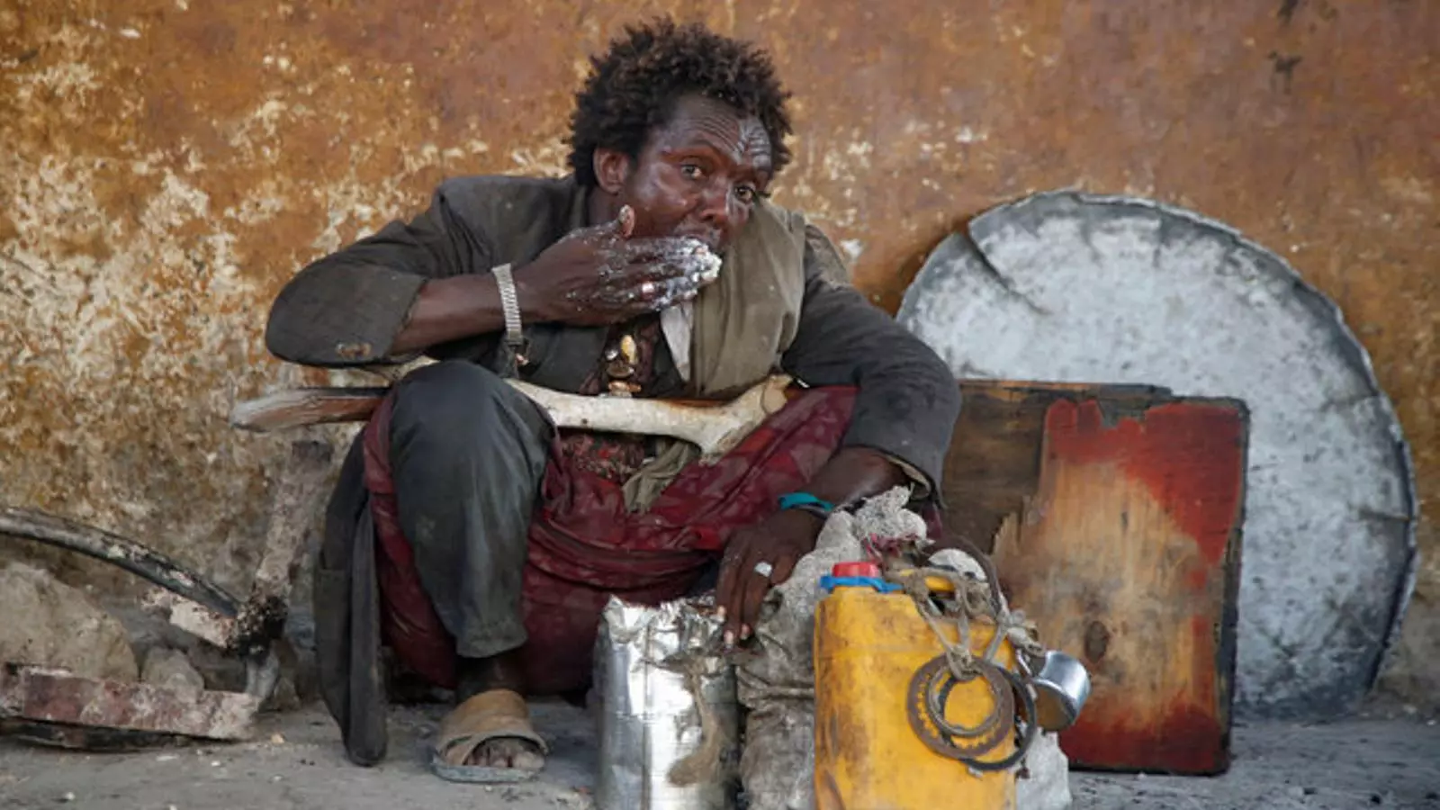 Un home menja unes farinetes al camp de desplaçats de Sorrdo, a Mogadiscio, la capital somali.