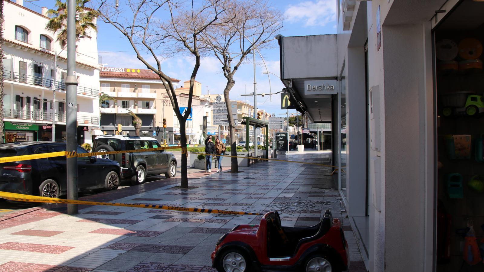 Desperfectes pel vent en una botiga de Platja d'Aro.