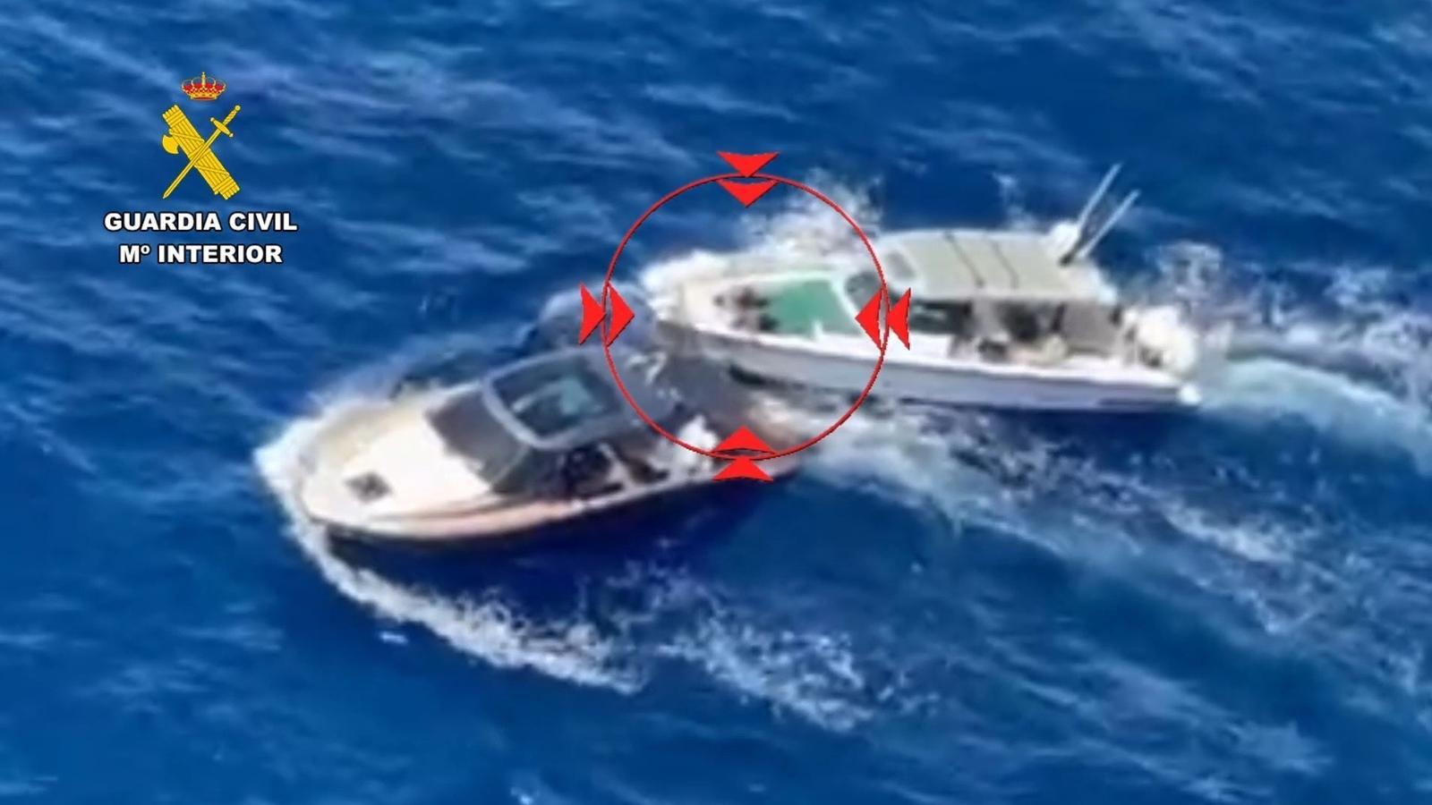 The thief of a million-euro boat in Mallorca rams the Civil Guard during a pursuit to Ibiza.