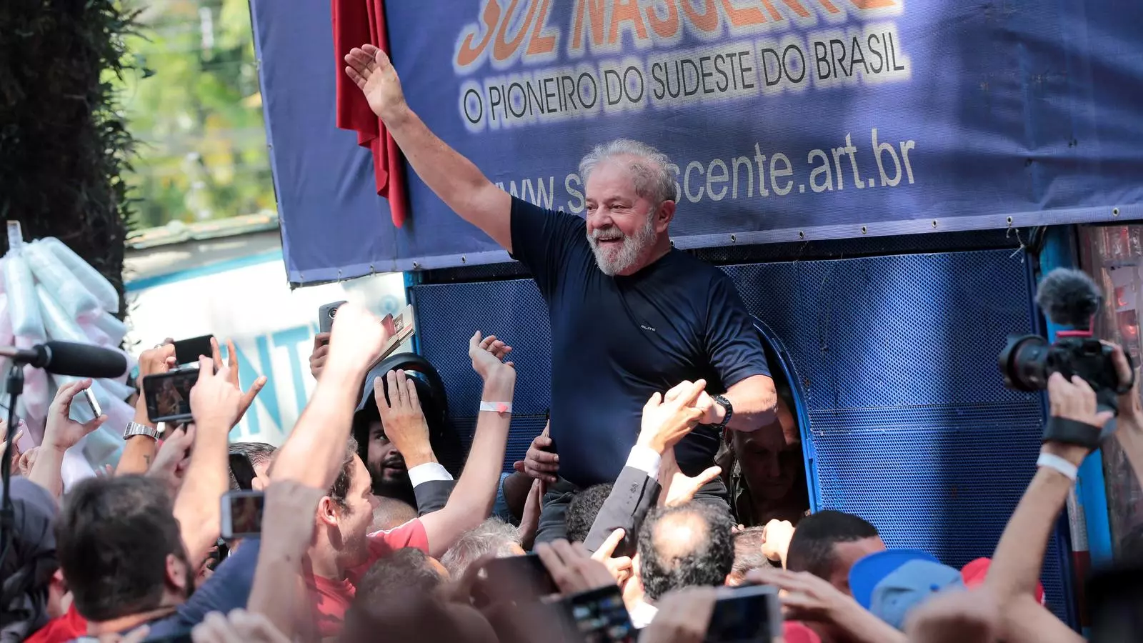 Lula, saludant els seus simpatitzants en una imatge d'arxiu