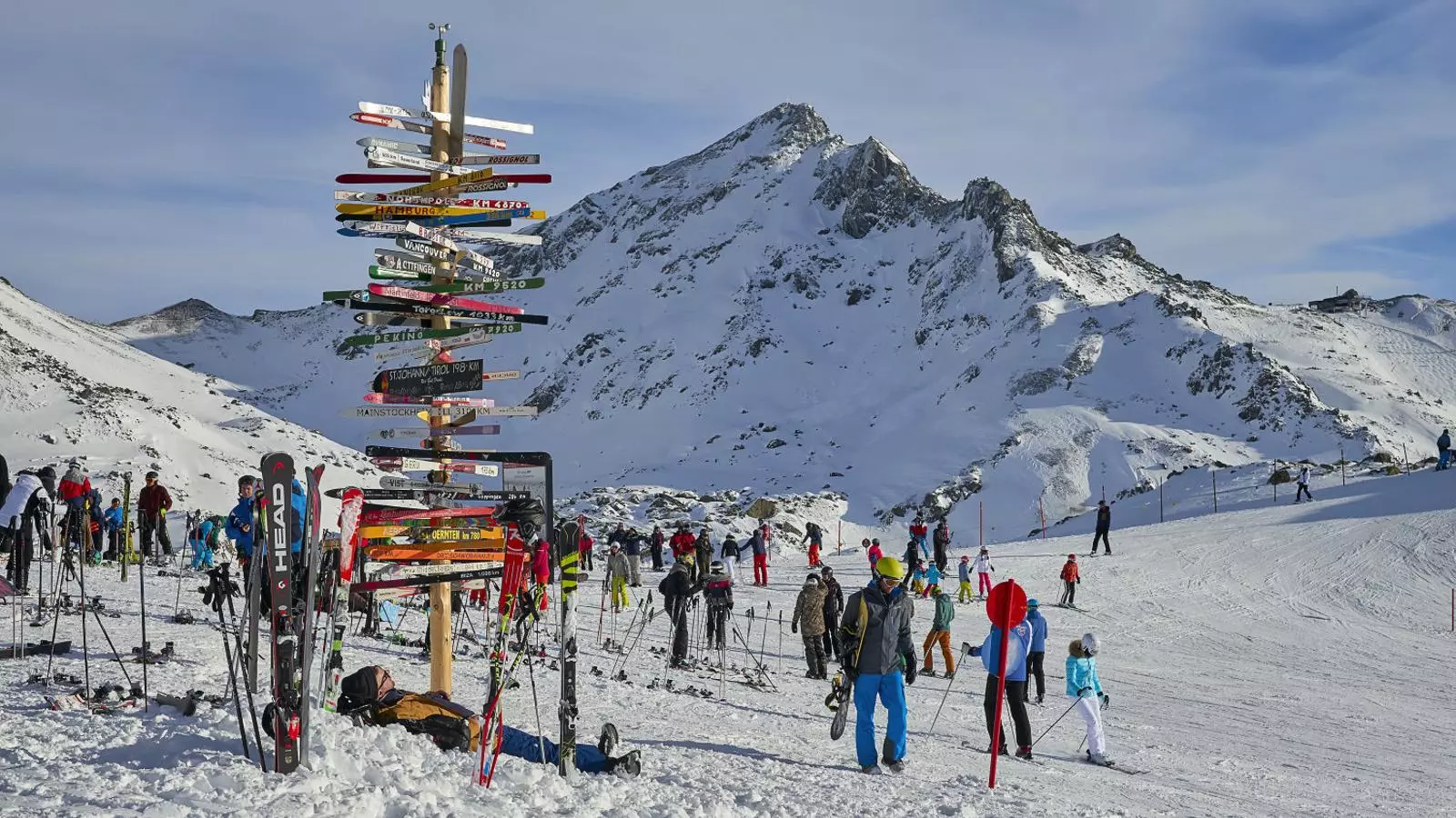 Turistes a l’estació d’esquí d’Ischgl, a Àustria, que es va convertir en un focus de contagi al març. No van tancar tot i els senyals d’alarma que arribaven des d’Itàlia.