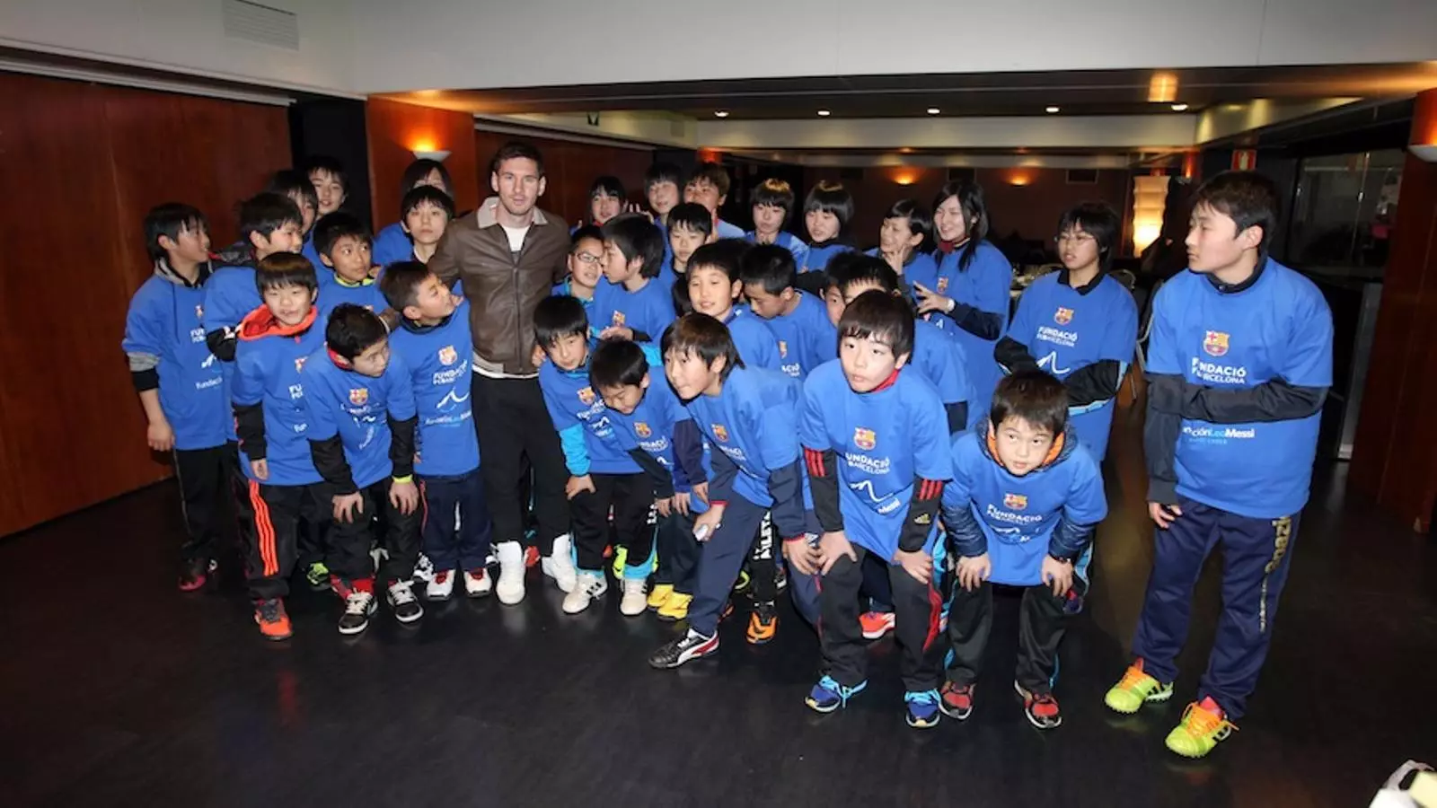 Leo Messi amb un grup de nens damnificats pel tsunami del Japó del 2011/ FC BARCELONA
