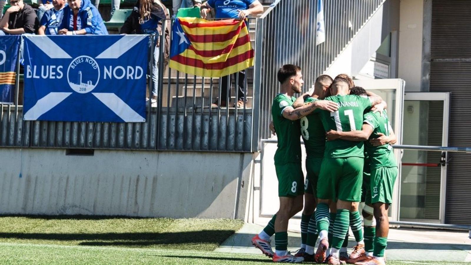 Los jugadores del Cornellà celebrando un gol contra el Lleida.